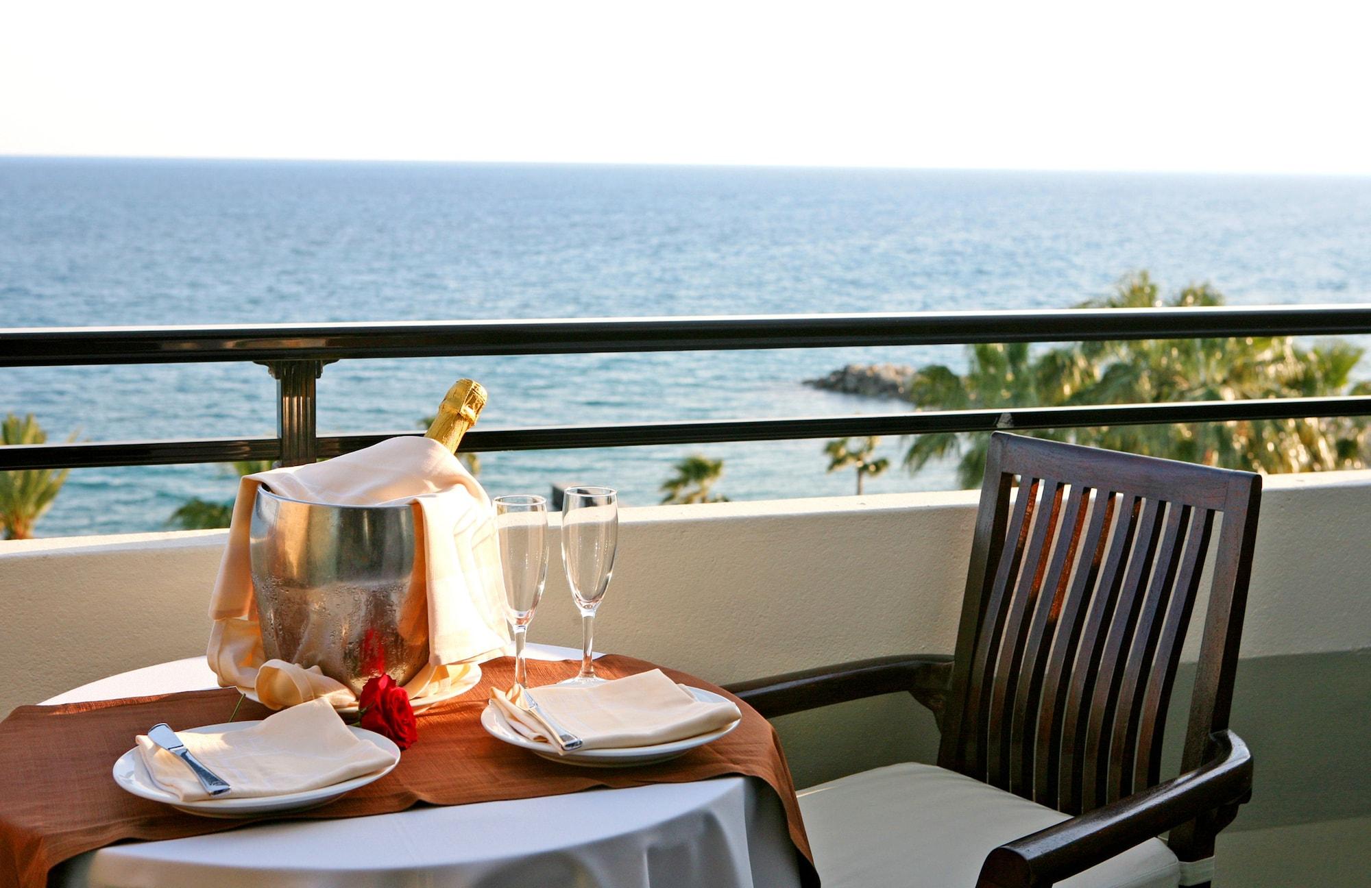 Amathus Beach Hotel Limassol Bagian luar foto A balcony at a hotel