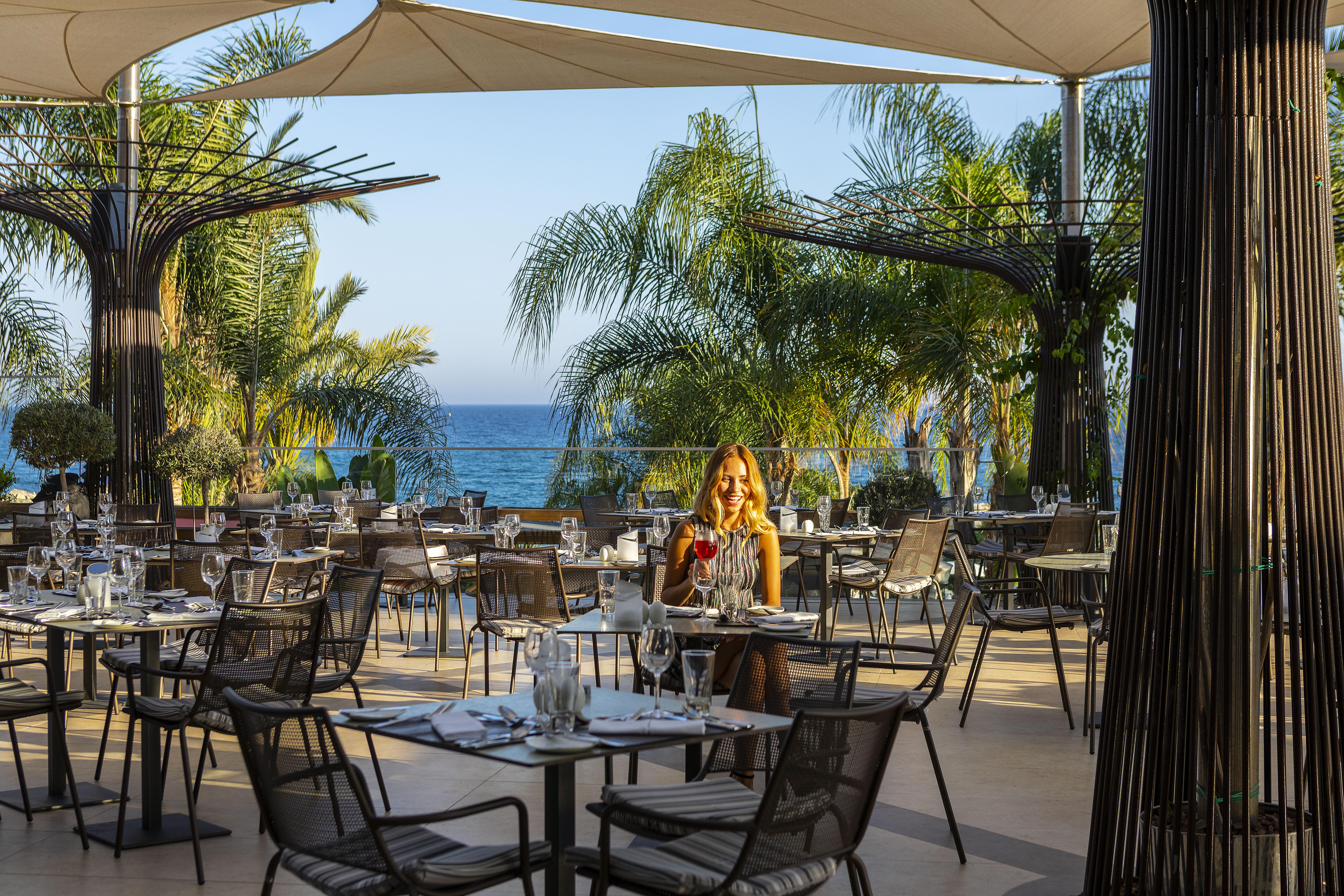 Amathus Beach Hotel Limassol Bagian luar foto The restaurant at the Hotel Eden Roc Cap Cana