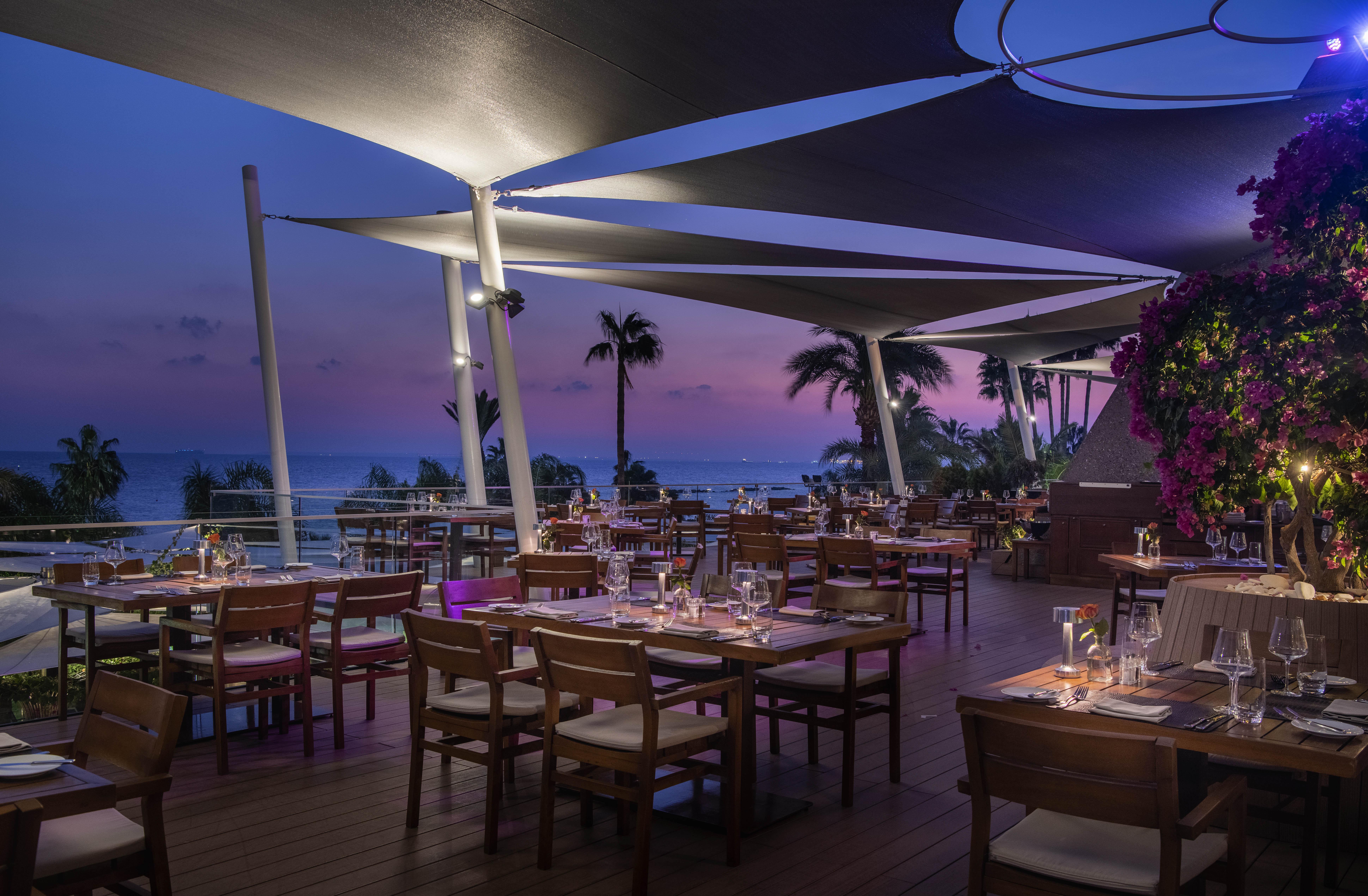 Amathus Beach Hotel Limassol Bagian luar foto The Deck at the Hilton Cancun Resort