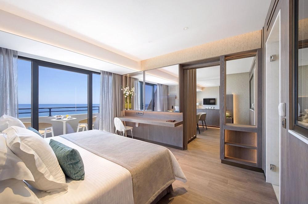 Amathus Beach Hotel Limassol Bagian luar foto A bedroom at the hotel