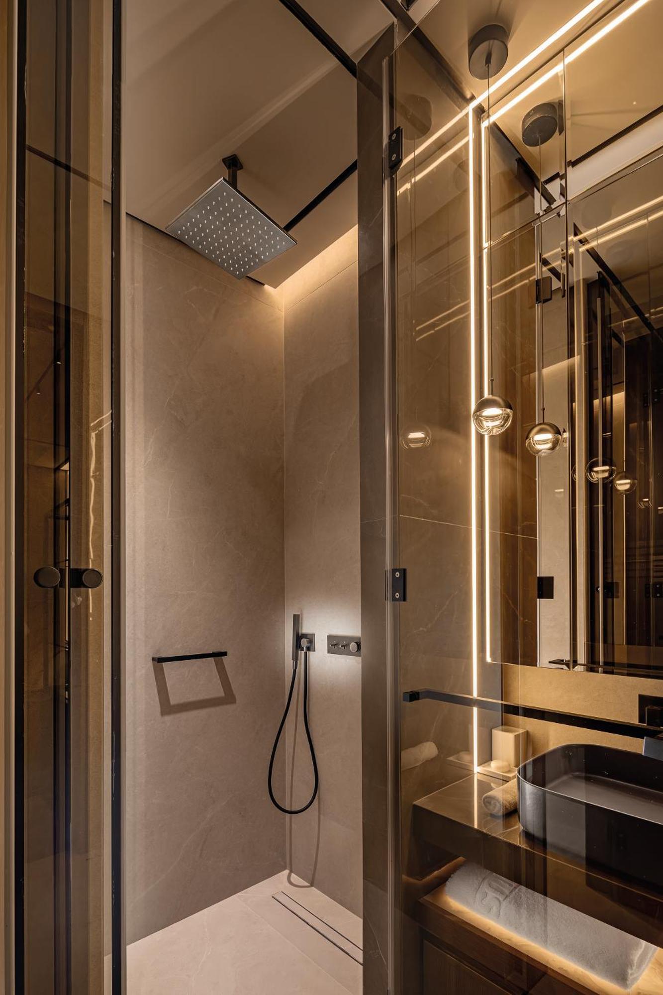 Amathus Beach Hotel Limassol Bagian luar foto A shower with a fixed shower head