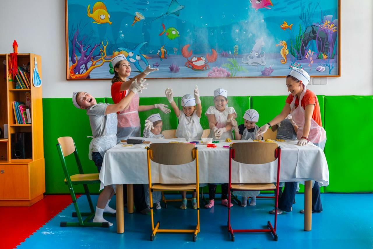 Amathus Beach Hotel Limassol Bagian luar foto Cooking lesson at the International School of Düsseldorf